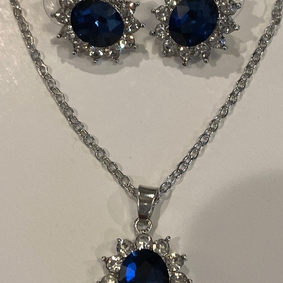 Gorgeous Sparkling Blue Necklace Earrings Set - Picture 5 of 5